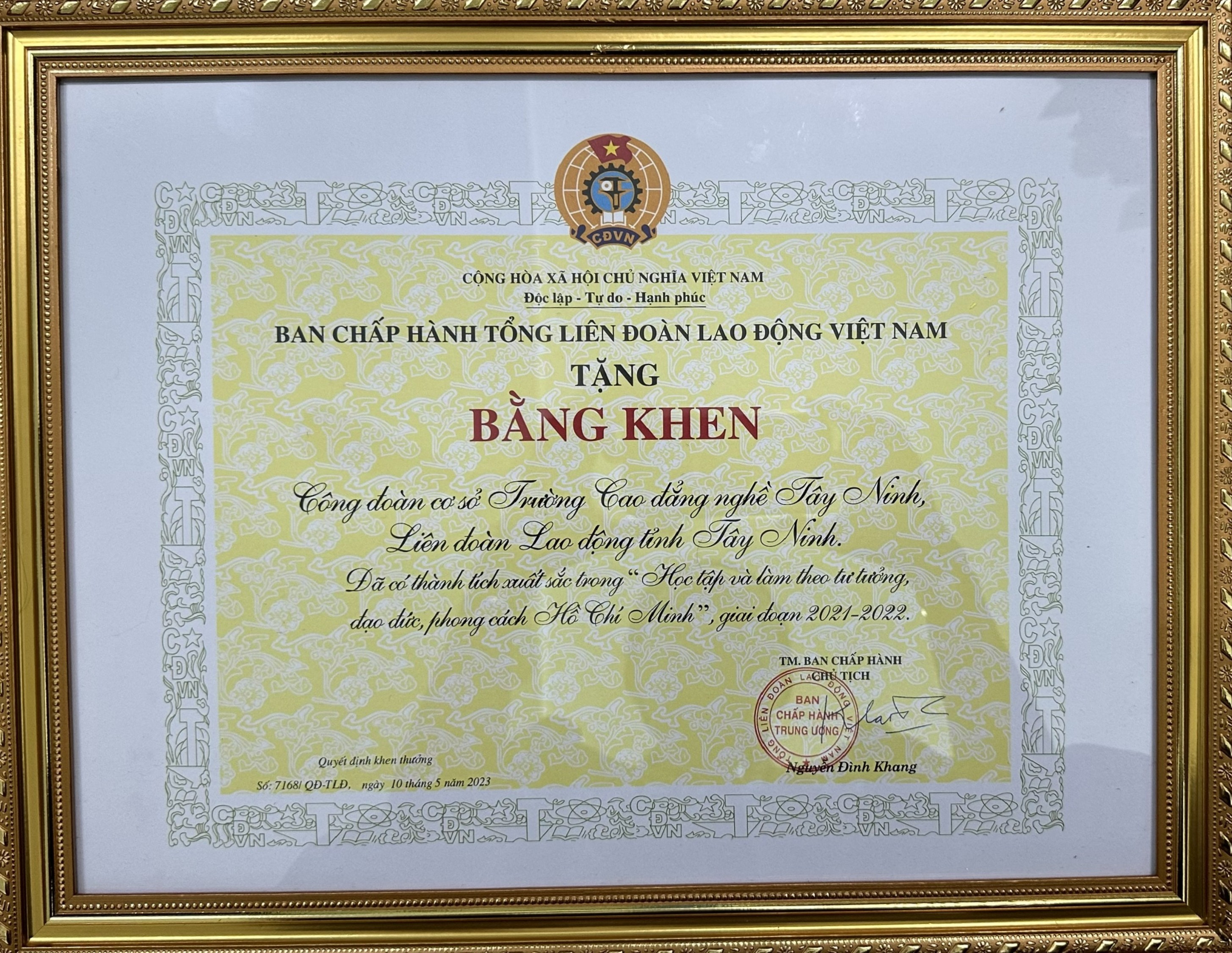 Công đoàn Cơ sở Trường Cao đẳng nghề Tây Ninh nhận Bằng khen của BCH Tổng liên đoàn Lao động Việt Nam giai đoạn 2021-2022