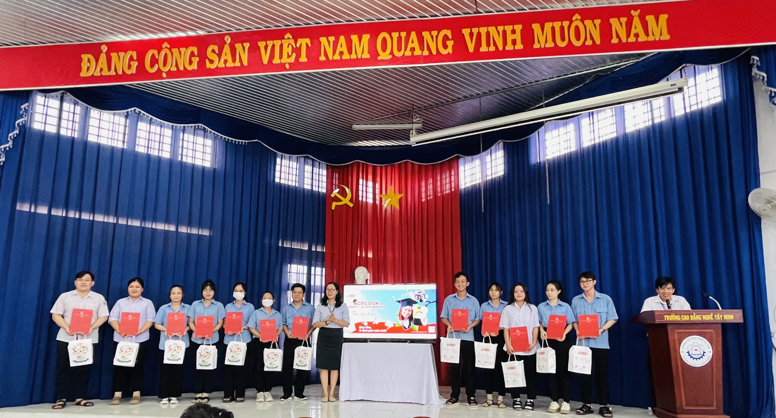 Công ty Cổ phần ACECOOK VIỆT NAM trao 12 suất học bổng và quà tặng cho Sinh viên của trường Cao đẳng nghề Tây Ninh