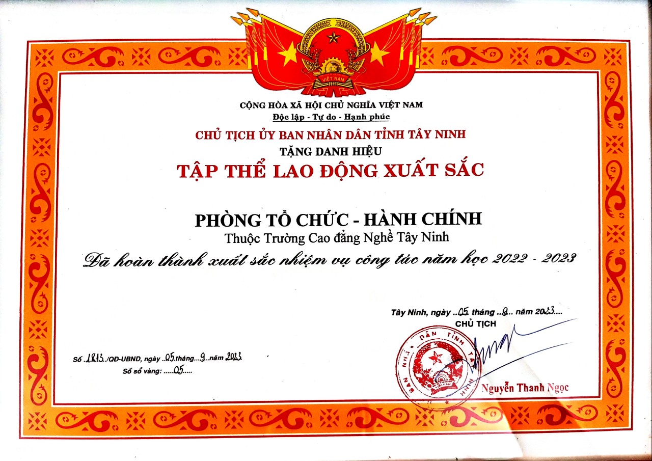 Phòng Tổ chức - Hành chính Trường Cao đẳng nghề Tây Ninh nhận danh hiệu Tập thể lao động xuất sắc năm học 2022-2023 của Chủ tịch UBND tỉnh Tây Ninh