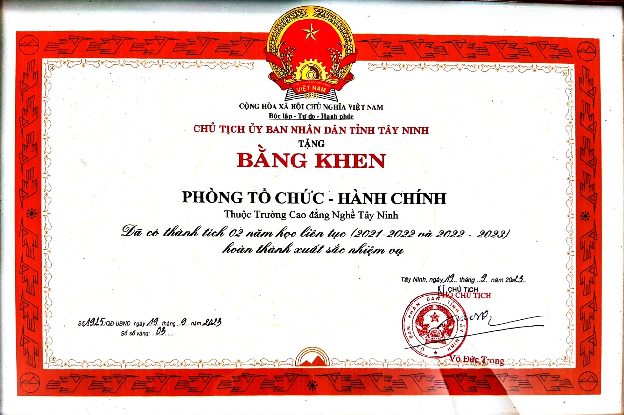 Phòng Tổ chức - Hành chính Trường Cao đẳng nghề Tây Ninh nhận Bằng khen của Chủ tịch UBND tỉnh Tây Ninh đã có thành tích 02 năm liên tục (2021-2022 và 2022-2023) hoàn thành xuất sắc nhiệm vụ